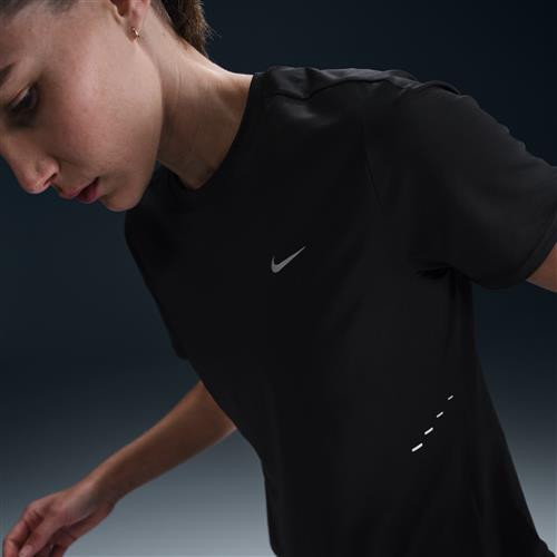 Kortærmet Nike Swift Dri-FIT-løbeoverdel til kvinder - sort