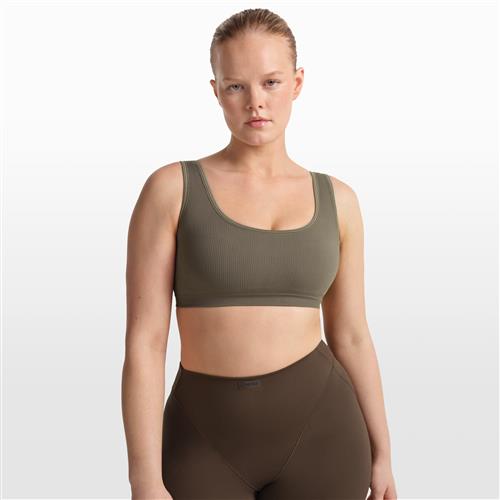 NikeSKIMS Ribbed Seamless Scoop-bh til kvinder - brun