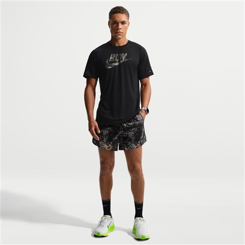 Nike Stride Dri-FIT-løbeshorts med indershorts (13 cm) med Realtree®-print til mænd - grå