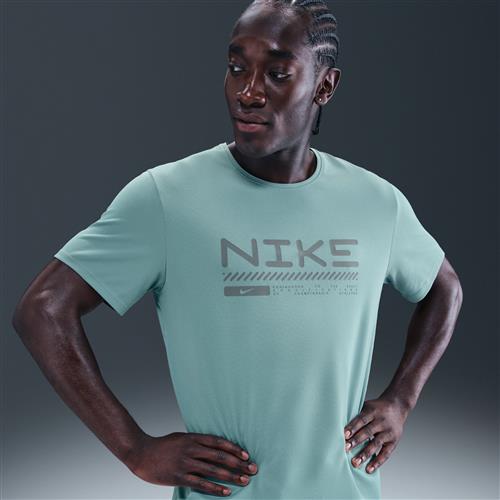 Kortærmet Nike Miler Winterized-løbeoverdel til mænd - grøn