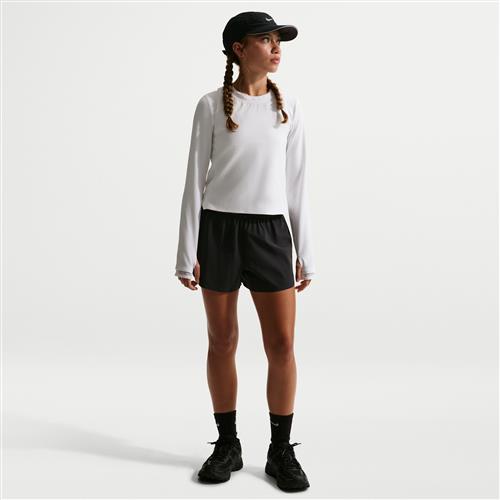 Nike MAVN Dri-FIT-løbeshorts med mellemhøj talje og vandafvisende egenskaber til piger (7,6 cm) - sort