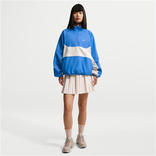 Nike -nederdel med plissering og mellemhøj talje til kvinder - hvid