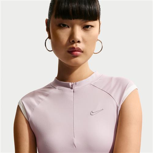 Ærmeløs Nike -overdel med 1/4 lynlås og tætsiddende pasform til kvinder - lilla