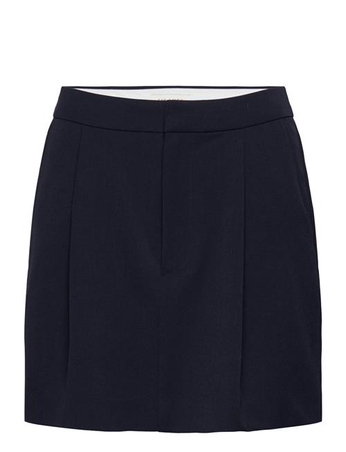 Six Ames | Ratha | 42 x 44