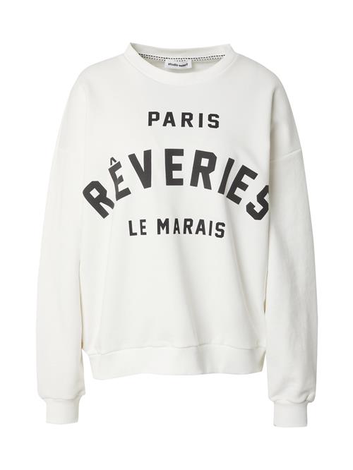 Se studioselect Sweatshirt 'Samira'  sort / hvid hos About You