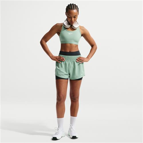 Nike One Dri-FIT-shorts med indershorts (7,5 cm) og mellemhøj talje til kvinder - grøn