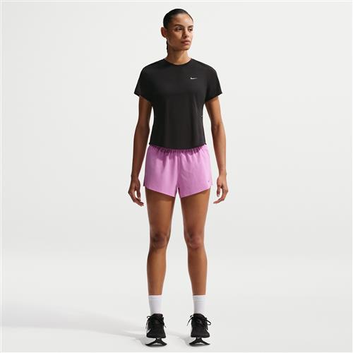 Nike Swift Breathe Dri-FIT-løbeshorts med mellemhøj talje og indershorts til kvinder (6,5 cm) - lilla