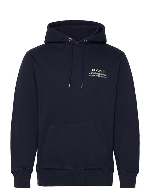Se GANT | Small Graphic Hoodie | S hos Booztlet