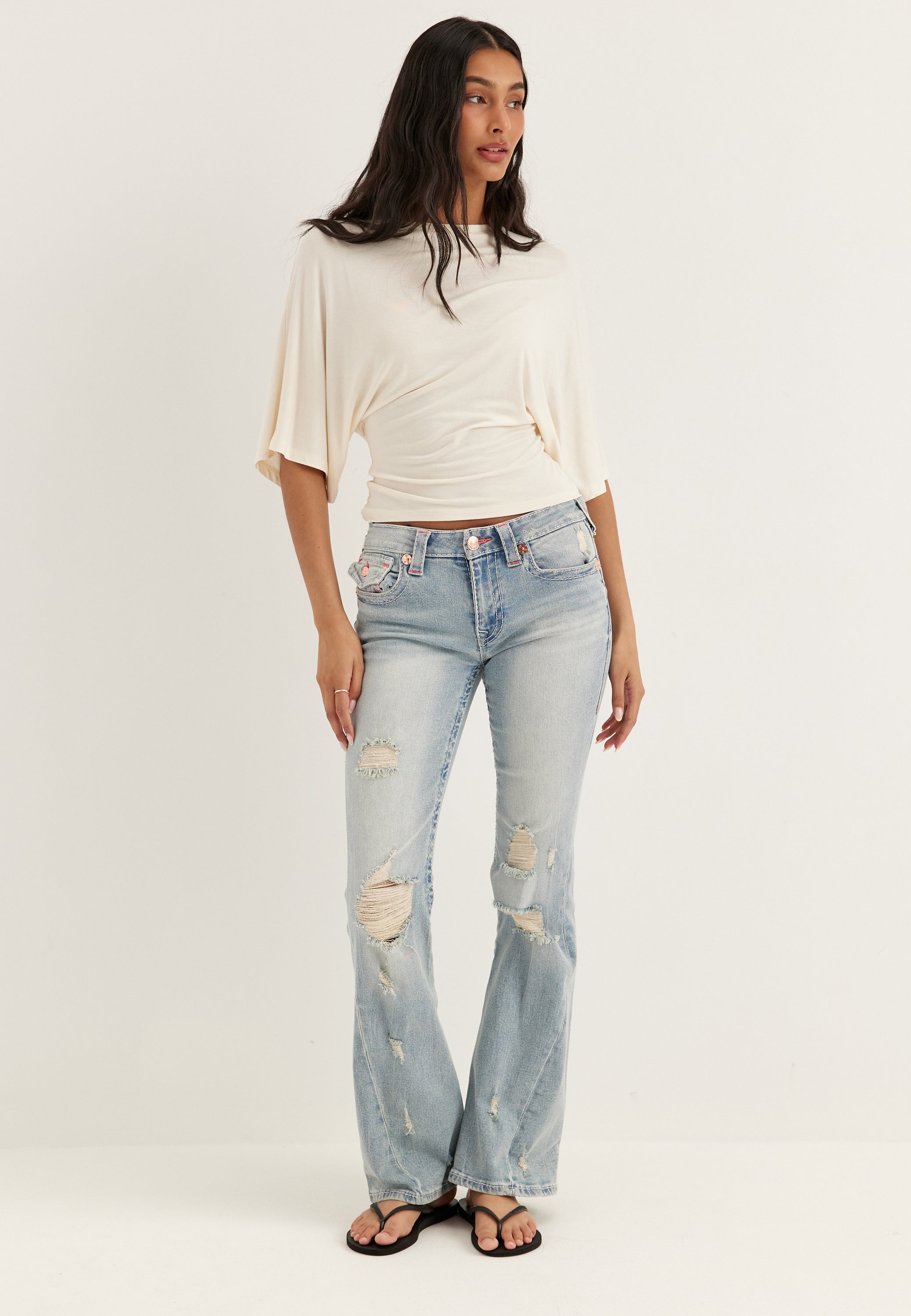 Se TRUE RELIGION Joey Mr Flare Flap big T hos Bubbleroom