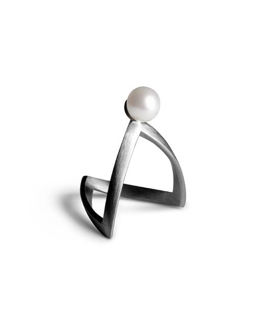 Jane Koenig | Pearl V Ring | 42