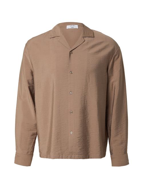 Se DAN FOX APPAREL Skjorte 'Elia'  camel hos About You