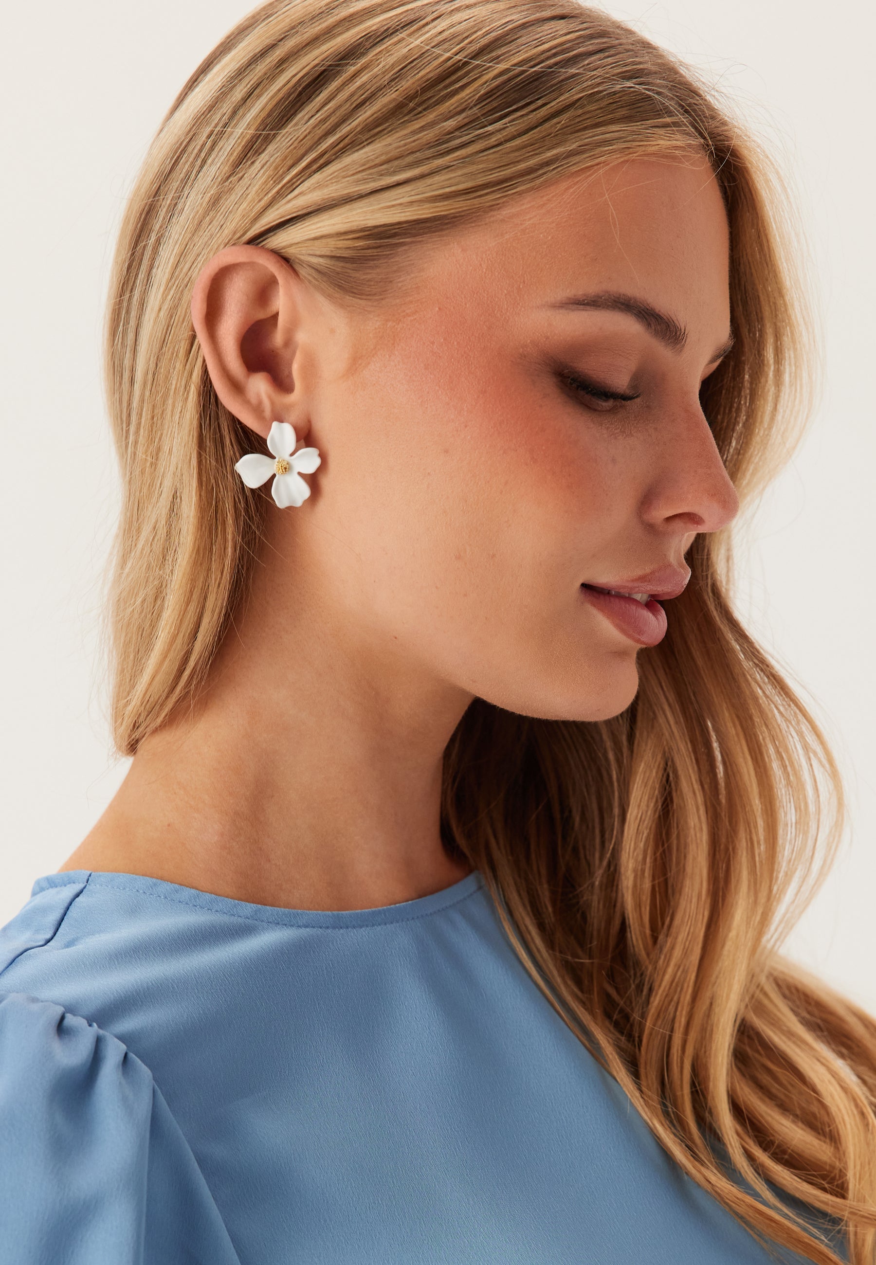 BY JOLIMA Lilly Flower Earring