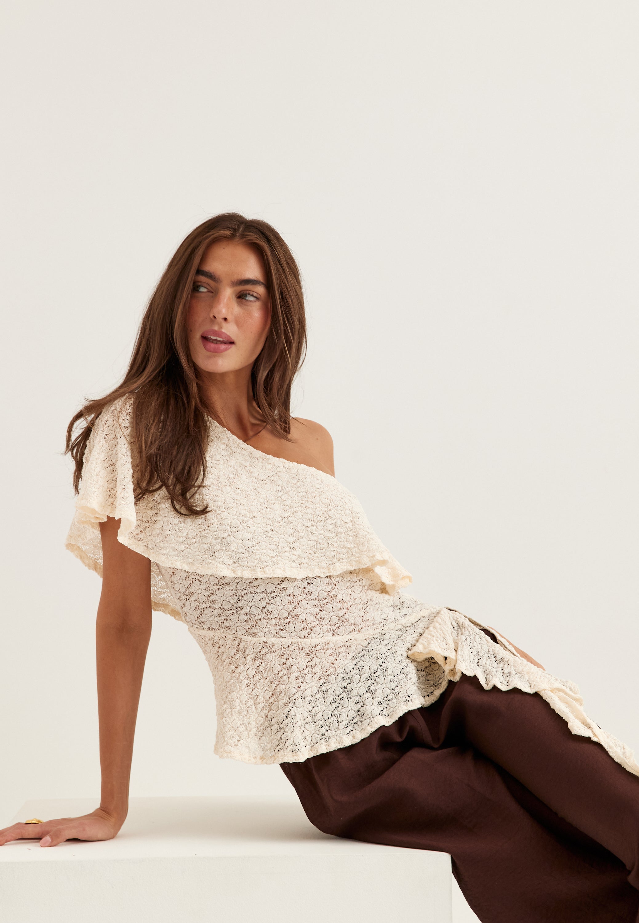 BUBBLEROOM Asymmetric Frill Lace Top