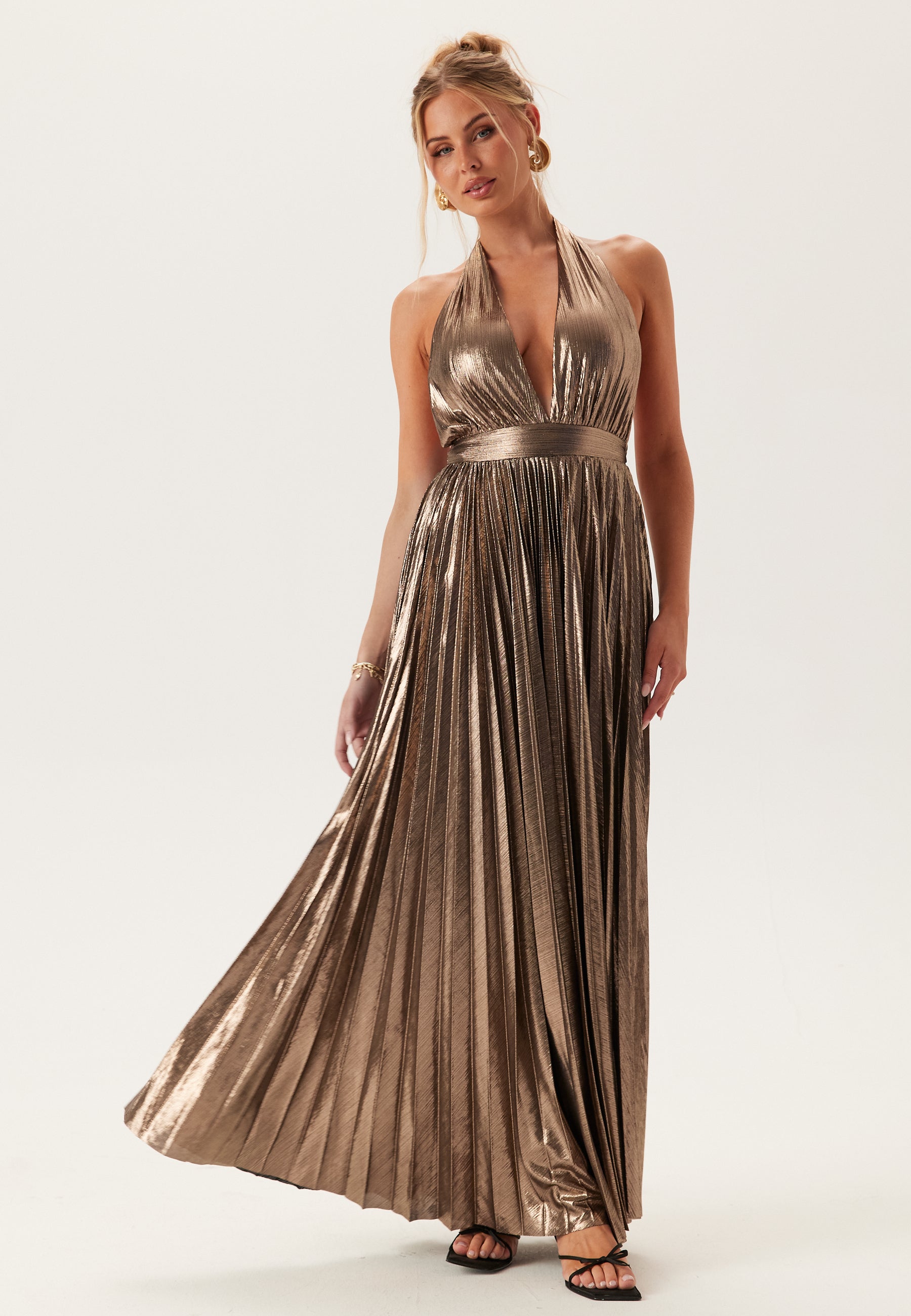 Se Goddiva Deep V Pleated Halter Maxi Dre hos Bubbleroom