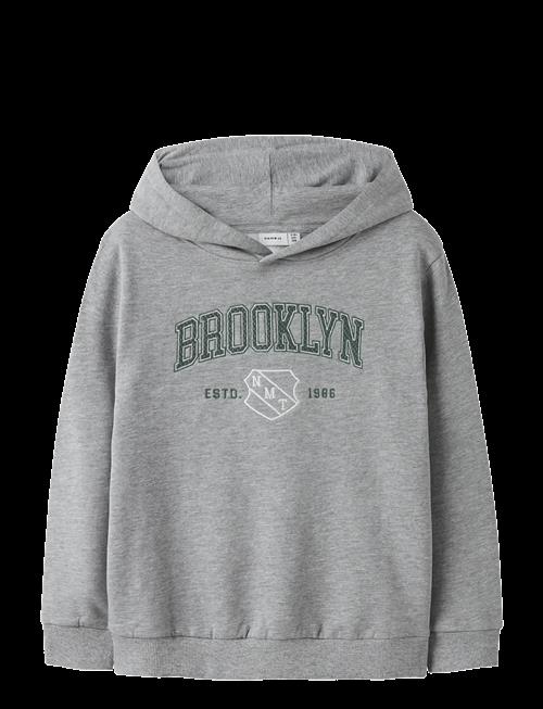 name it | Nkmnewi Ls Nreg Sweat Wh Bru | 116